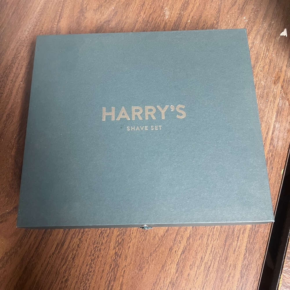 Harry's Men’s Razor Set Gift Box - Picture 3 of 5